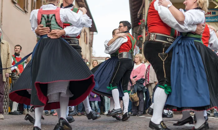 Trachtentanz beim Weinfest in Tramin – Brauchtum in Südtirol