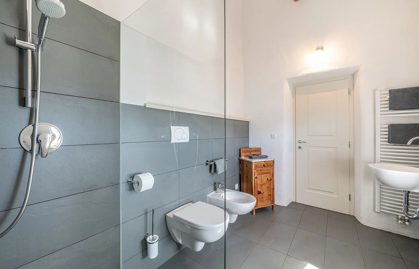 Appartement IX Apollo: Badezimmer mit Dusche – Ansitz Romani in Tramin, Südtirol