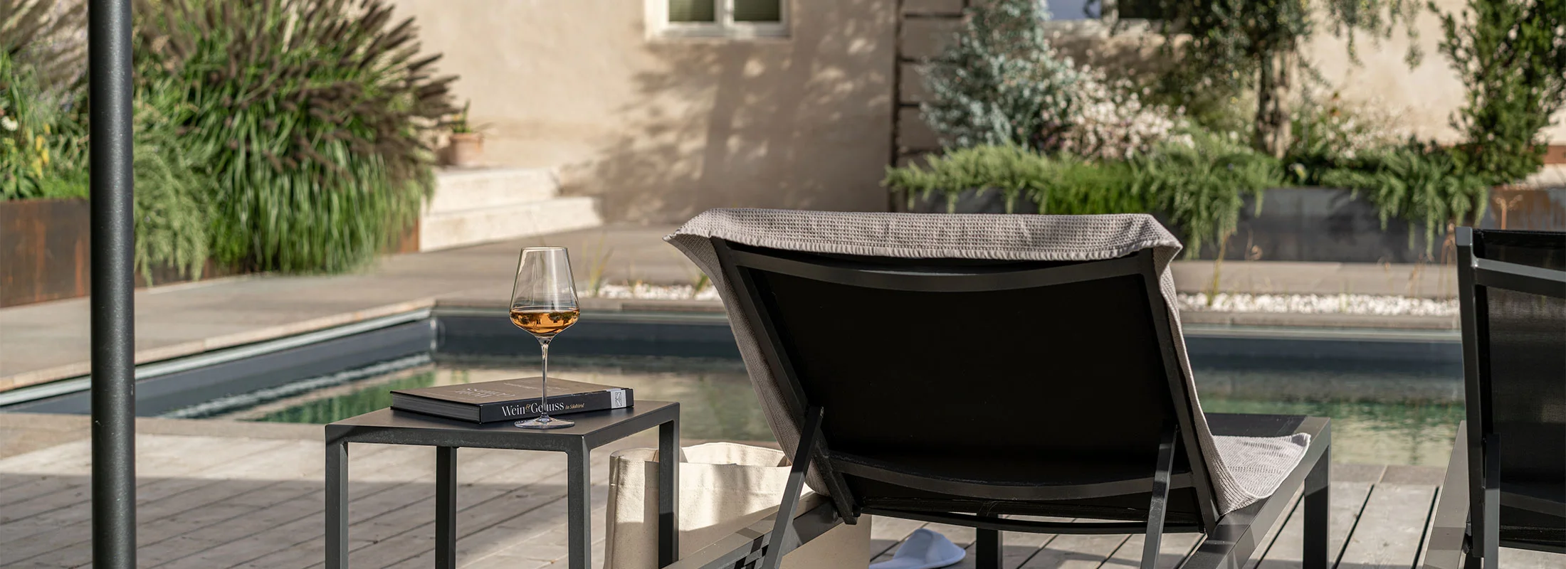 Liegen am Bio-Pool des Ansitz Romani – Hotel mit Pool in Tramin, Südtirol