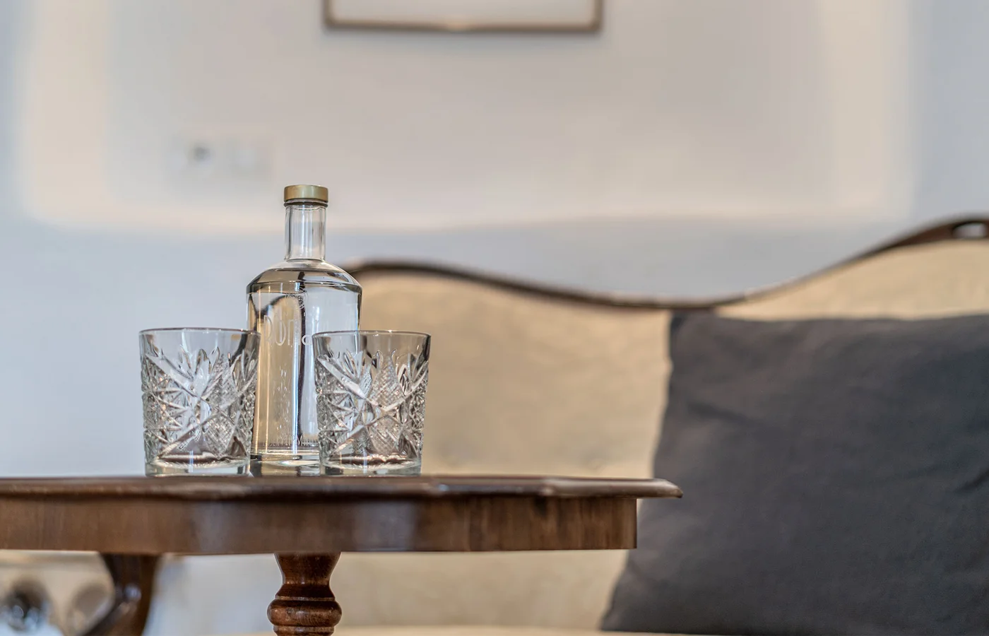 Detail: Gläser auf dem Tisch im Zimmer VII Fortuna – Ansitz Romani in Tramin, Südtirol