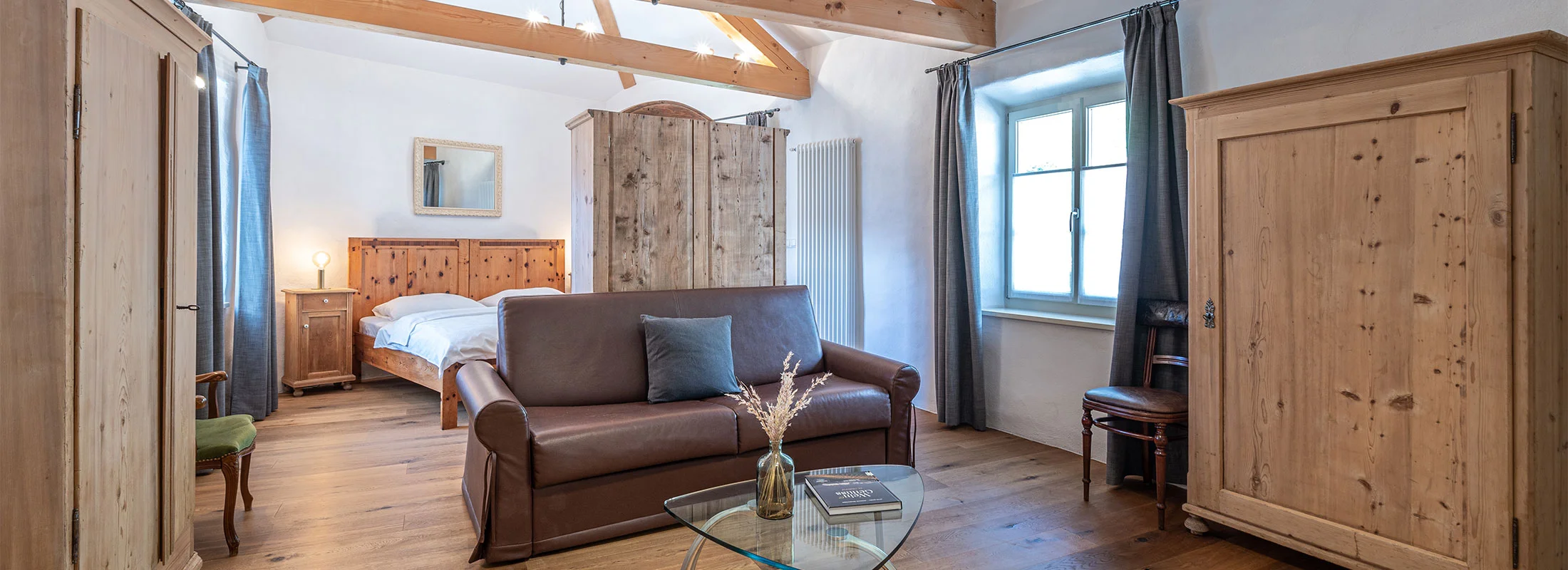 Appartement X Herakles: Wohn- und Schlafraum mit Schrank – Ansitz Romani in Tramin, Südtirol