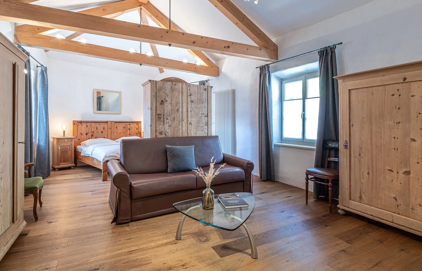 Appartement X Herakles: Wohn- und Schlafraum mit Schrank – Ansitz Romani in Tramin, Südtirol
