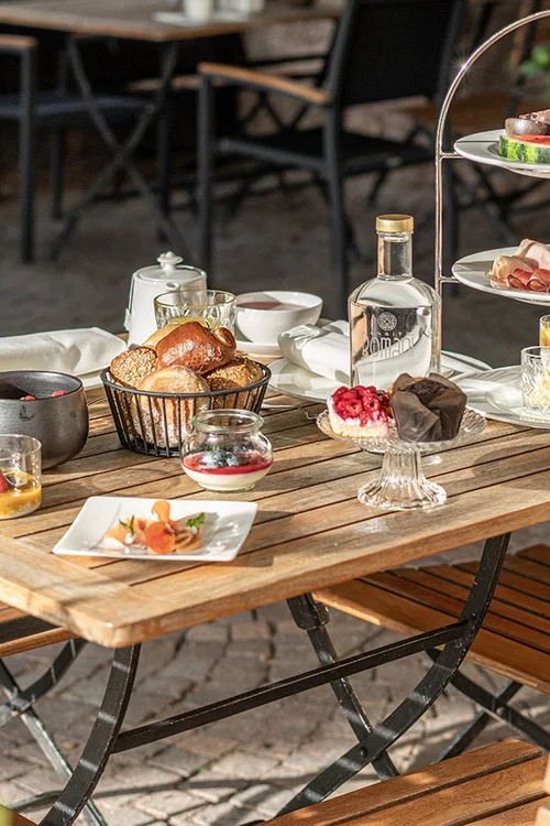 Frühstück im Ansitz Romani: gedeckter Tisch mit Etagere – Hotel in Tramin, Südtirol