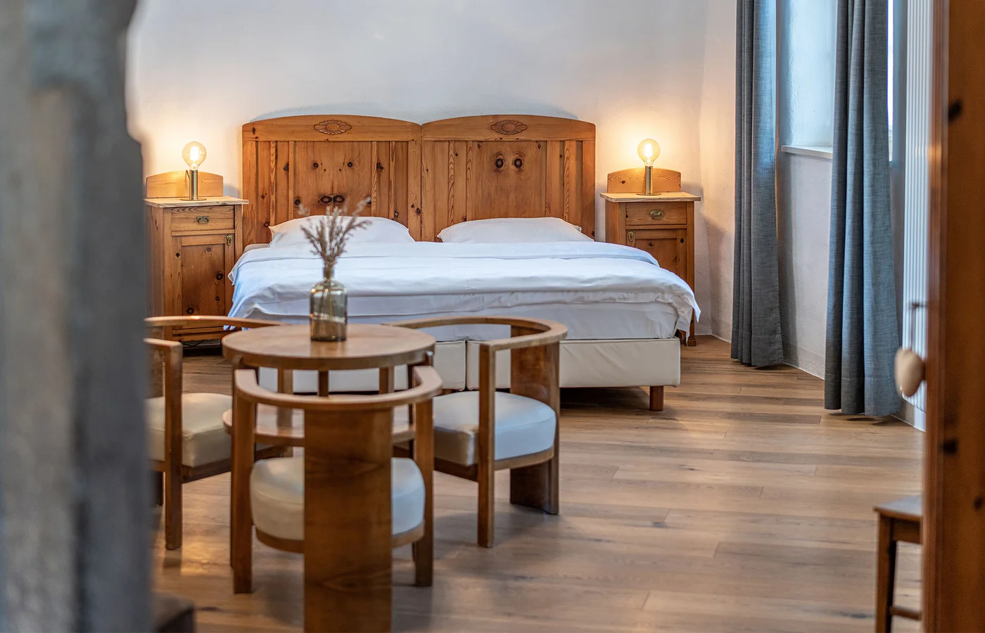 Appartement VI Herakles: Schlafbereich mit Holzmöbeln – Ansitz Romani in Tramin, Südtirol