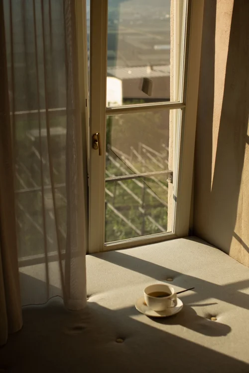 Kaffee am Fenster im Ansitz Romani – Hotel in Tramin, Südtirol