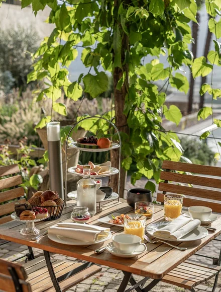 Frühstück im Freien im Ansitz Romani – Hotel in Tramin, Südtirol