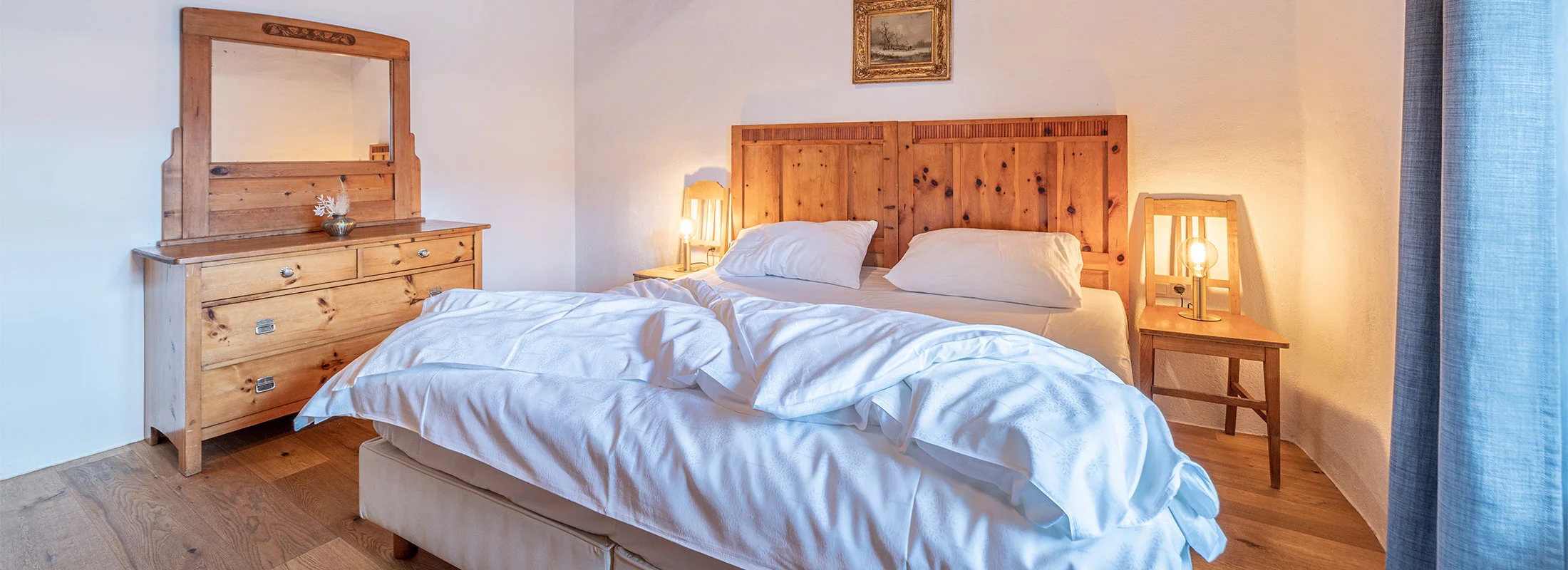 Appartement VIII Apollo: Schlafzimmer mit Spiegel und Bett – Ansitz Romani in Tramin, Südtirol