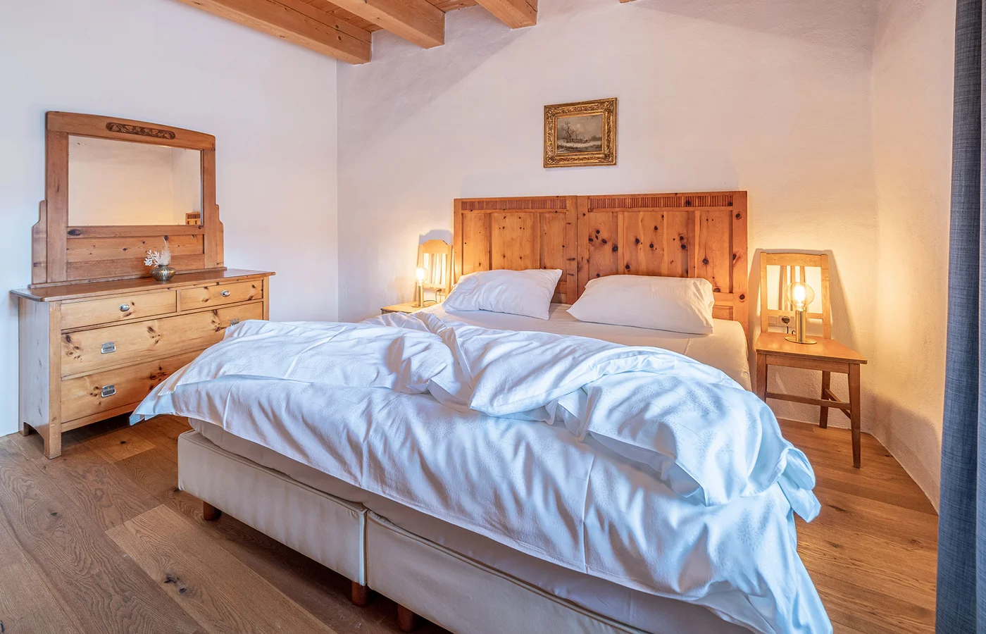 Appartement VIII Apollo: Schlafzimmer mit Spiegel und Bett – Ansitz Romani in Tramin, Südtirol