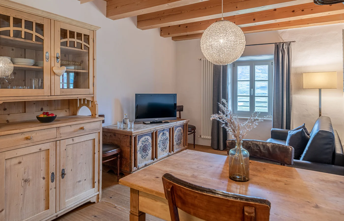 Appartement VIII Apollo: Wohnraum mit Sideboard und Esstisch – Ansitz Romani in Tramin