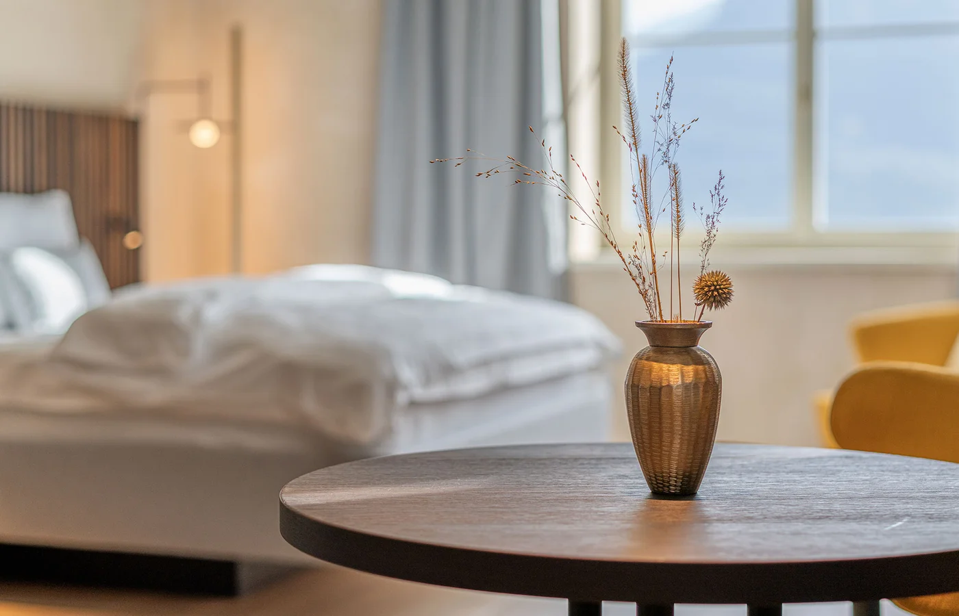 Suite II Minerva: Bett mit Blumendeko – Ansitz Romani in Tramin, Südtirol