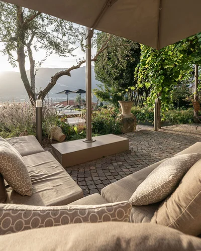 Gartenlounge des Ansitz Romani mit Polstermöbeln – Hotel in Tramin, Südtirol