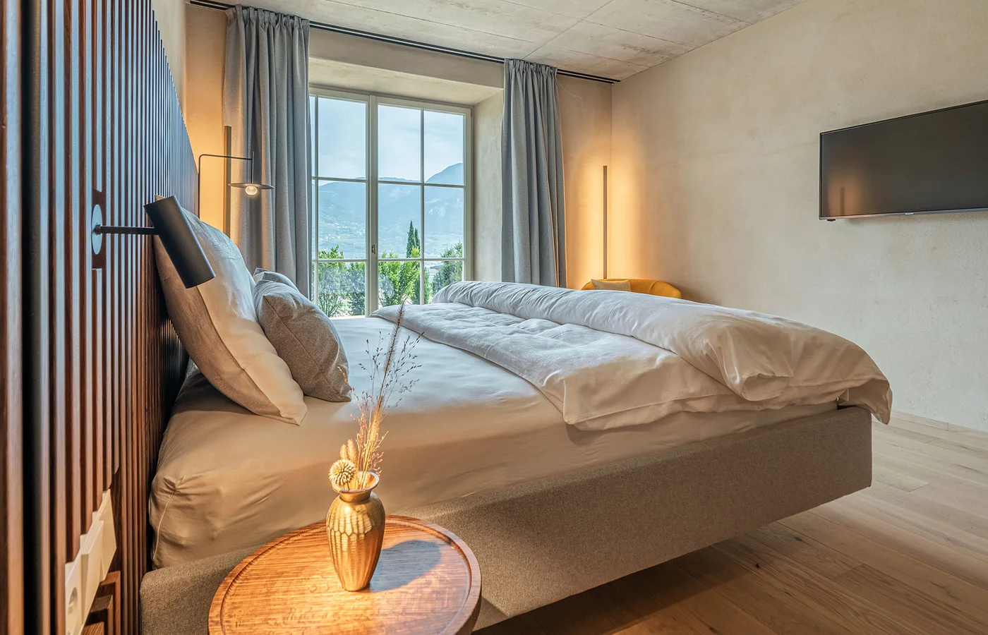 Suite I Minerva: Doppelbett mit Nachttischlampe – Ansitz Romani in Tramin, Südtirol