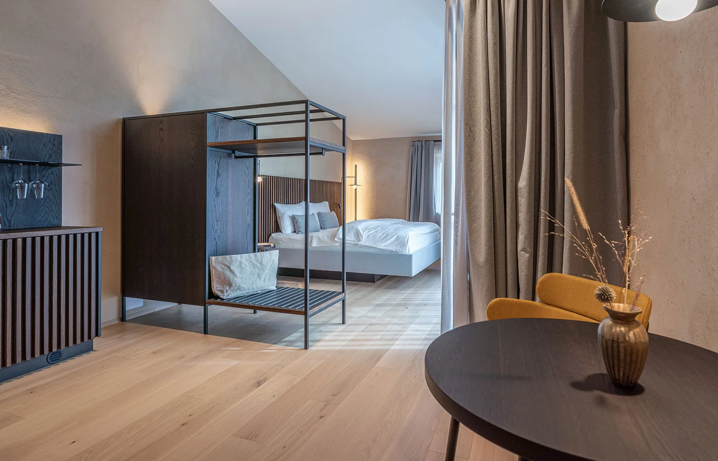 Suite IV Minerva: Wohn- und Schlafbereich mit Sofa – Ansitz Romani in Tramin, Südtirol