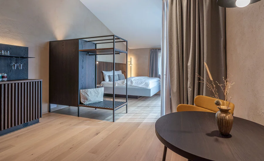 Suite IV Minerva: Wohn- und Schlafbereich mit Sofa – Ansitz Romani in Tramin, Südtirol