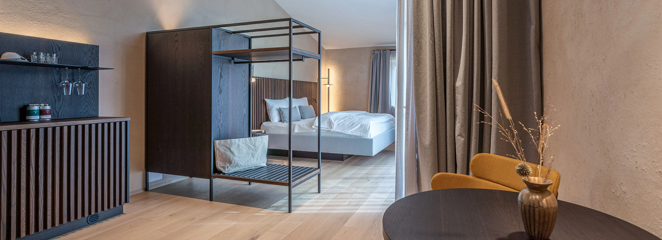 Suite IV Minerva: Wohn- und Schlafbereich mit Sofa – Ansitz Romani in Tramin, Südtirol