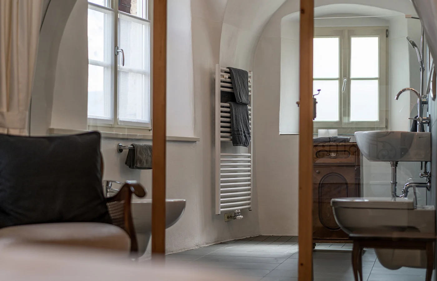 Zimmer II Fortuna: Sessel und Waschbereich – Zimmer im Ansitz Romani in Tramin, Südtirol
