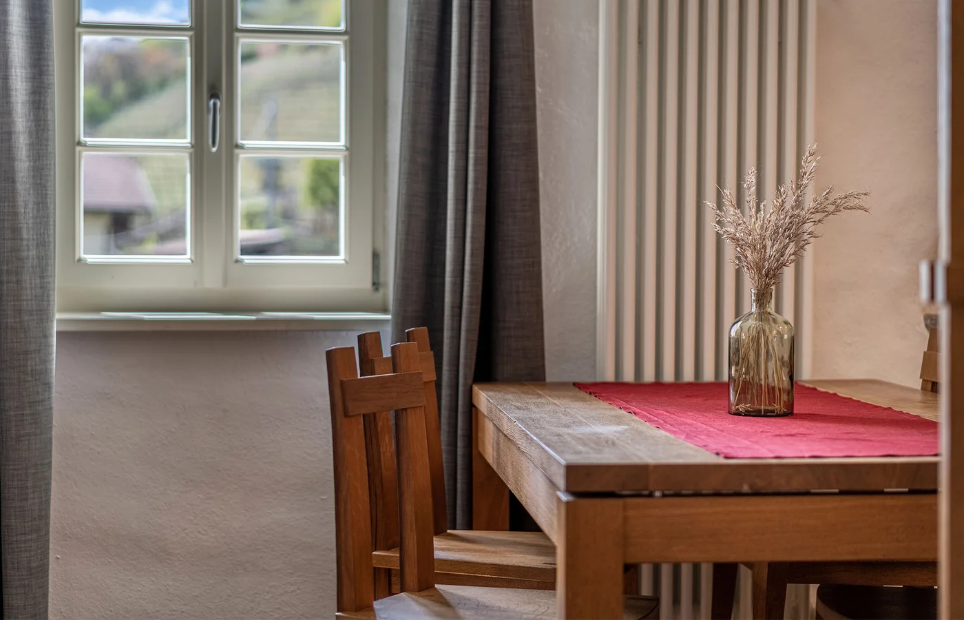 Appartement V Apollo: Esstisch am Fenster – Appartement im Ansitz Romani in Tramin, Südtirol