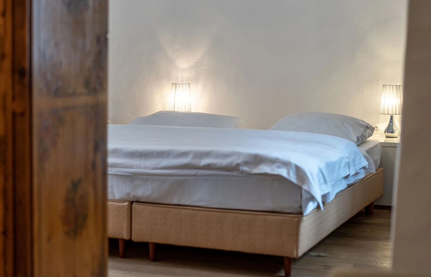 Zimmer I Somnus: Bett unter historischem Holzbalken – Zimmer im Ansitz Romani, Tramin