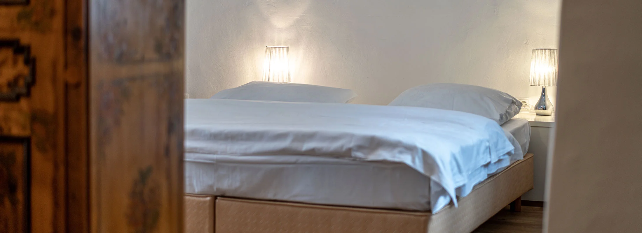 Zimmer I Somnus: Bett unter historischem Holzbalken – Zimmer im Ansitz Romani, Tramin