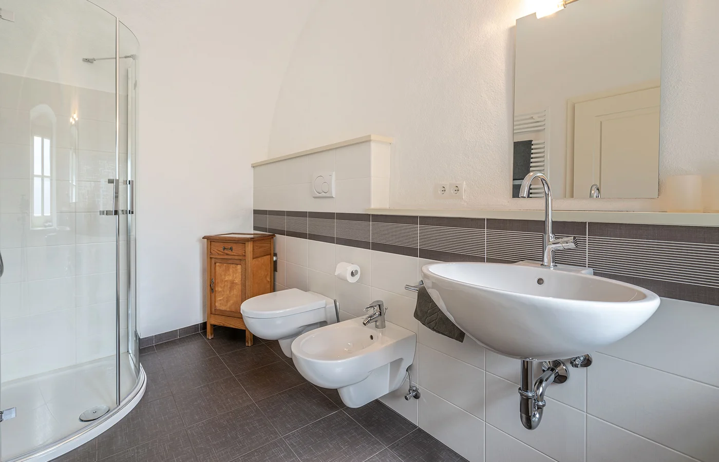 Zimmer I Somnus: Badezimmer mit Dusche und Waschbecken – Ansitz Romani in Tramin, Südtirol