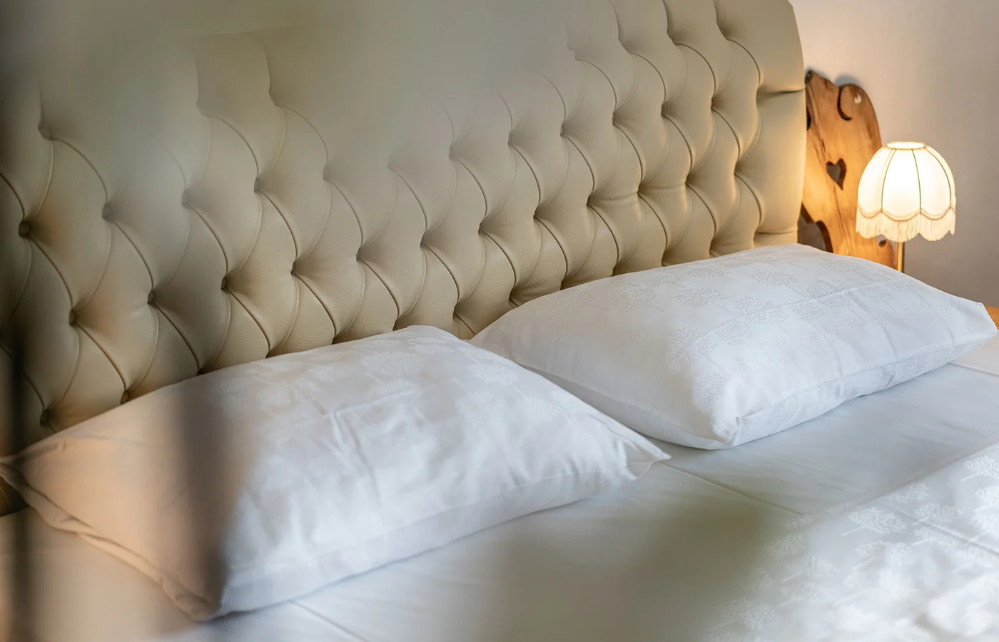 Appartement V Apollo: Bett mit gepolstertem Kopfteil – Ansitz Romani in Tramin, Südtirol