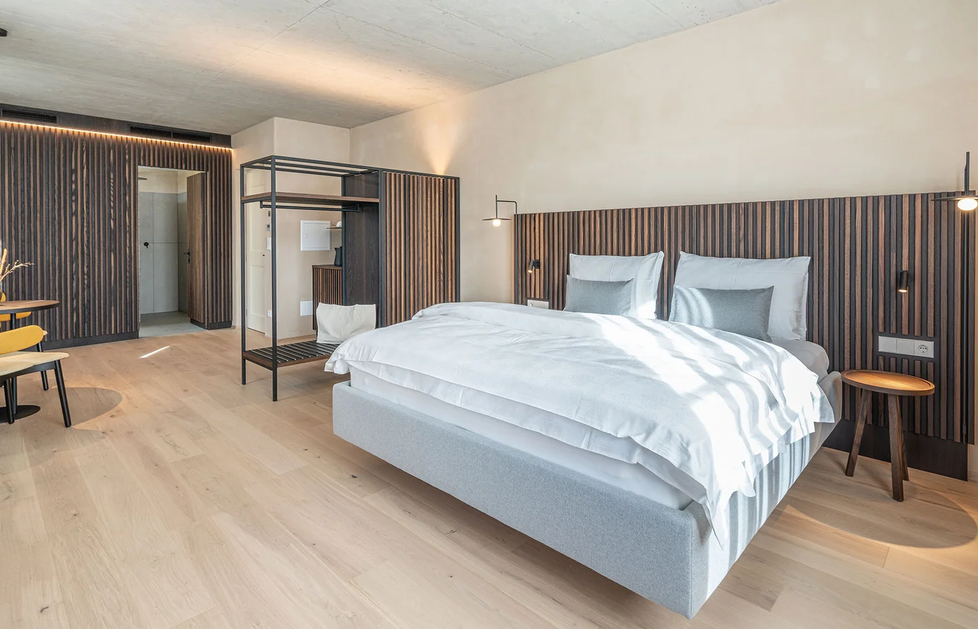 Suite II Minerva: Schlafzimmer mit Kleiderschrank – Ansitz Romani in Tramin, Südtirol