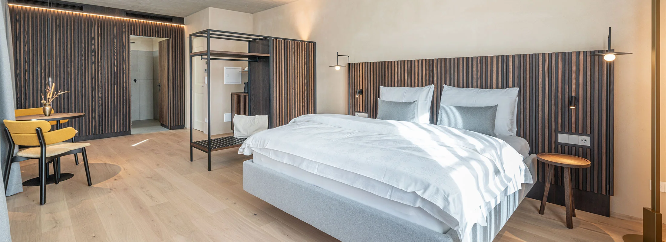 Suite II Minerva: Schlafzimmer mit Kleiderschrank – Ansitz Romani in Tramin, Südtirol