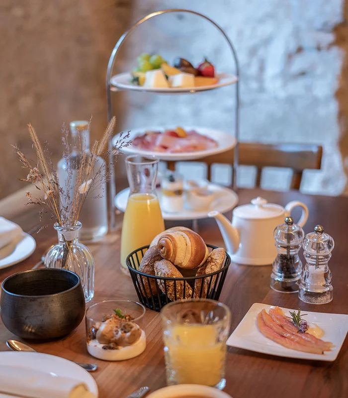 Frühstück im Ansitz Romani: gedeckter Tisch mit Etagere und frischem Obst – Tramin, Südtirol