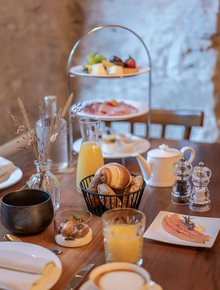Frühstück im Ansitz Romani: gedeckter Tisch mit Etagere und frischem Obst – Tramin, Südtirol