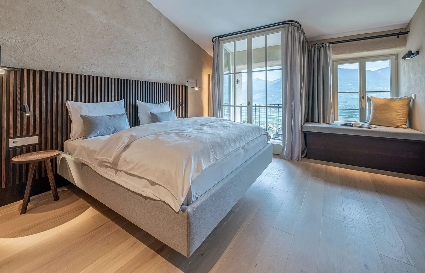 Suite V Minerva im Ansitz Romani: Schlafzimmer mit Fensterbank – Suite in Tramin