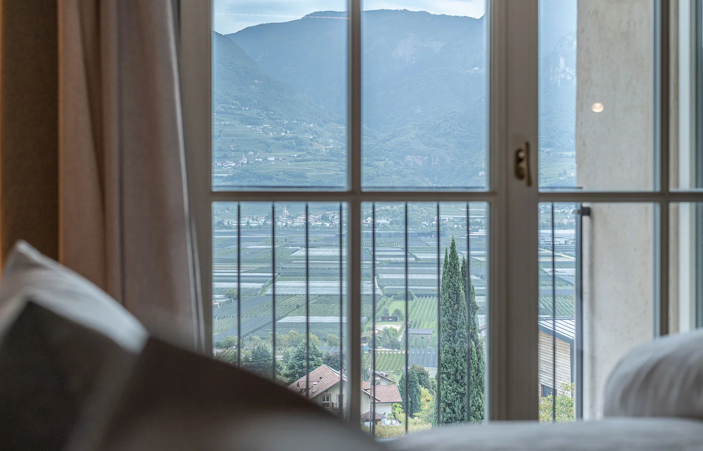 Blick aus der Suite V Minerva auf die Berge von Tramin – Ansitz Romani, Südtirol